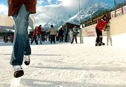 Eislaufen-und-Eisstockschiessen Eislaufen-und-Eisstockschiessen